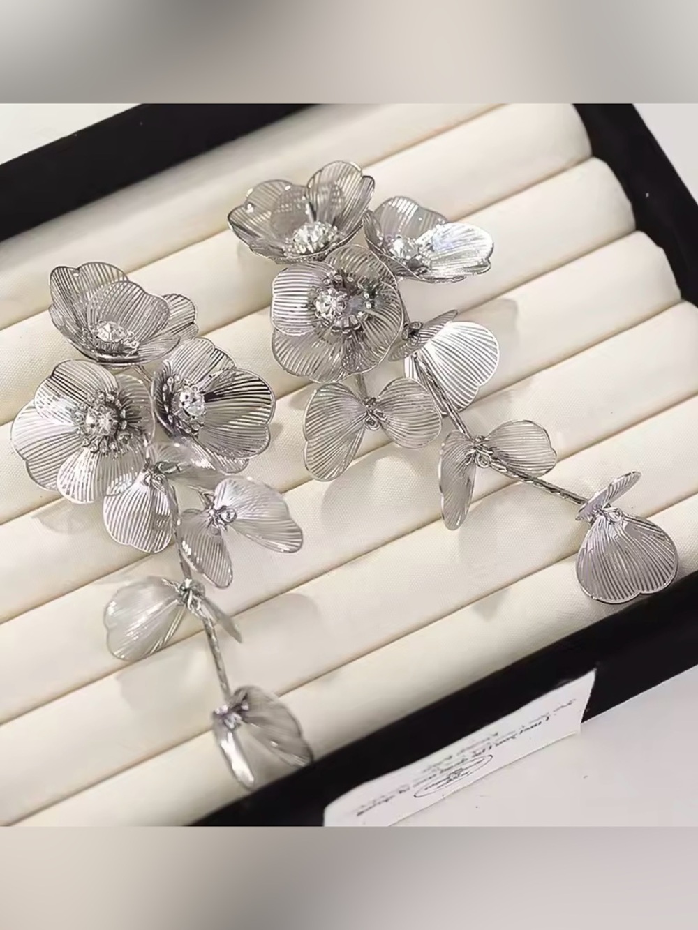 Kate Middleton cascading floral
Silver earrings Zara - Picture 3 of 5
